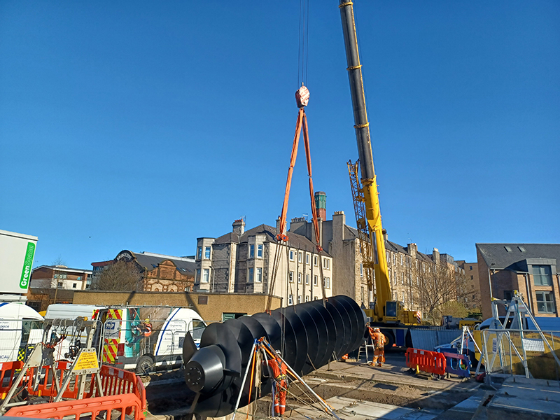 Underground giant lowered into Edinburgh chamber