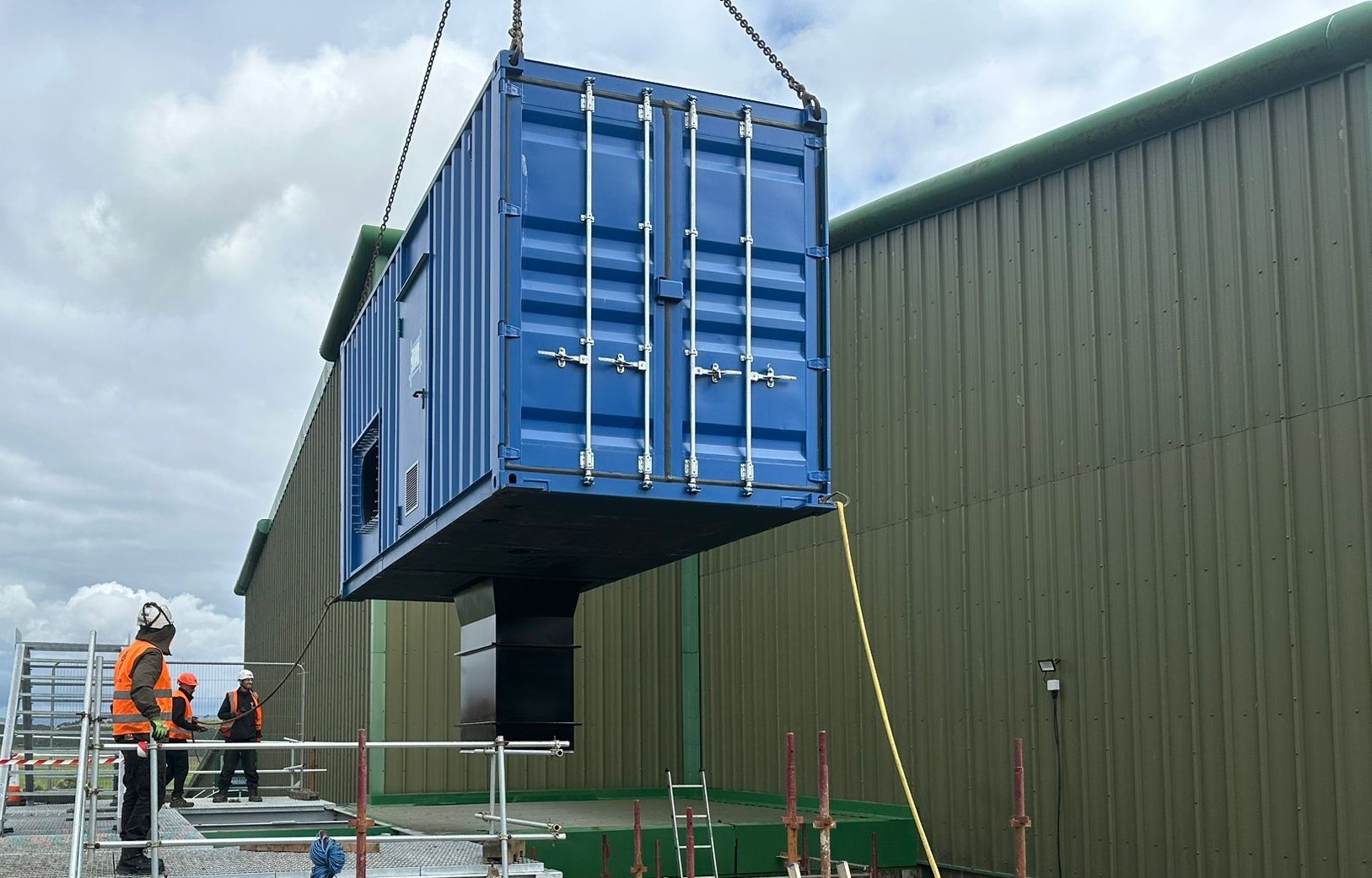 Turbine kiosk being manoeuvred into position at Carron Valley
